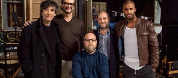 Neil Gaiman (derecha) y los "nuevos" actores que ya comenzaron a rodar las primeras escenas Neil Gaiman (derecha) y los "nuevos" actores que ya comenzaron a rodar las primeras escenas