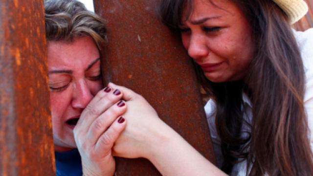 Storica riapertura per pochi minuti del muro tra Messico e Stati Uniti.