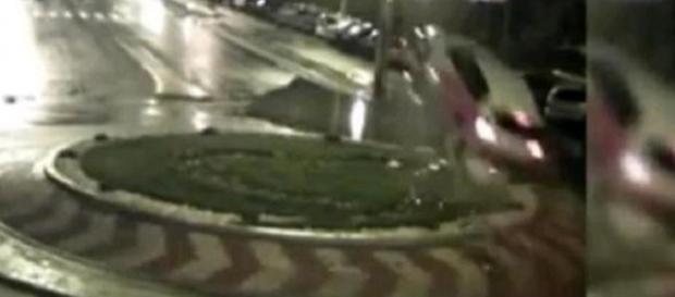 Accident spectaculos într-un sens giratoriu Accident spectaculos într-un sens giratoriu