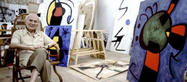 Joan Miró en su estudio con algunos de sus cuadros. Joan Miró en su estudio con algunos de sus cuadros.