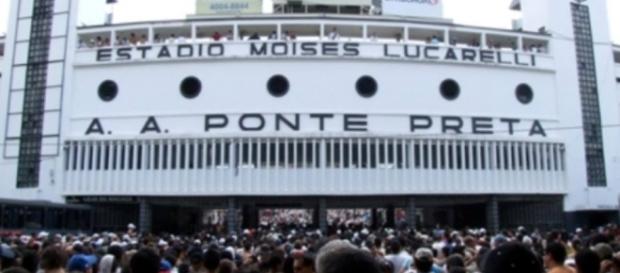 Jogo de tradição no estádio Moisés Lucarelli Jogo de tradição no estádio Moisés Lucarelli