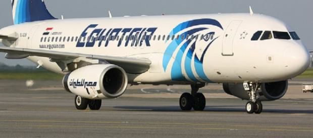 L'Airbus A320 della compagnia aerea Egyptair L'Airbus A320 della compagnia aerea Egyptair