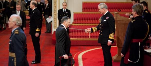 Momentul în care Sir George Iacobescu a primit titlul de Cavaler al Marii Britanii Momentul în care Sir George Iacobescu a primit titlul de Cavaler al Marii Britanii