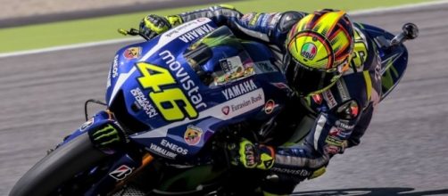 Valentino Rossi in una curva del Mugello