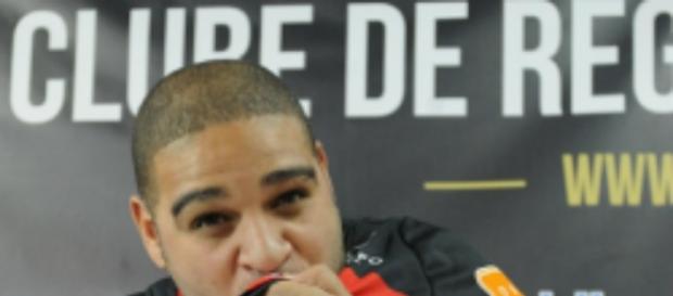 Dois dias após manifestar desejo de voltar ao Flamengo, Adriano pede na Justiça penhora de receitas do clube Dois dias após manifestar desejo de voltar ao Flamengo, Adriano pede na Justiça penhora de receitas do clube