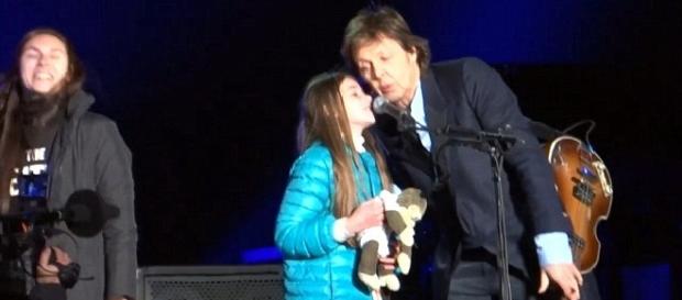 Leila Harfuch Lacase, 10 anos, com o lendário Paul McCartney, de 73 (Foto: Reprodução YouTube) Leila Harfuch Lacase, 10 anos, com o lendário Paul McCartney, de 73 (Foto: Reprodução YouTube)