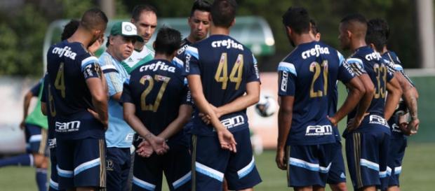 Marcelo Oliveira, ex-técnico do Palmeiras, com jogadores (Foto: Cesar Greco/Ag Palmeiras/Divulgação) Marcelo Oliveira, ex-técnico do Palmeiras, com jogadores (Foto: Cesar Greco/Ag Palmeiras/Divulgação)