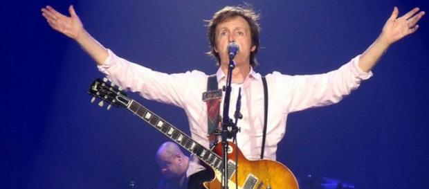 MC Cartney puro, hablando a su público MC Cartney puro, hablando a su público