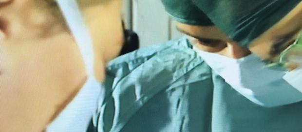 Medici e infermieri al lavoro in ospedale Medici e infermieri al lavoro in ospedale
