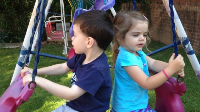 Bambini che giocano insieme all'asilo nido