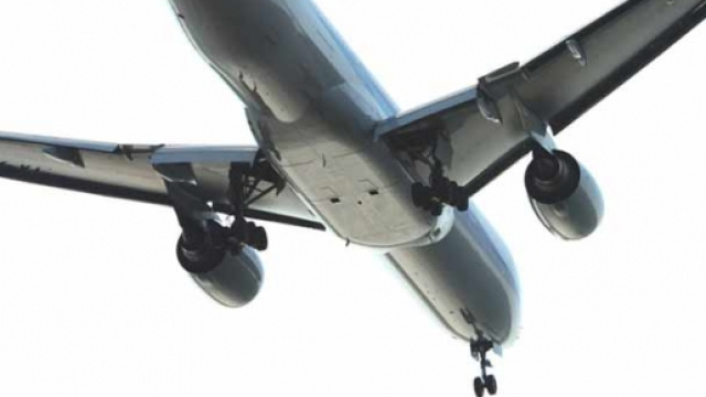Immagine di un aereo mentre atterra