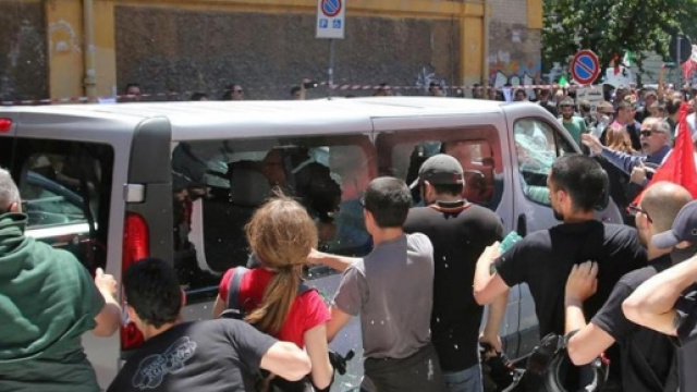 L'assalto degli antagonisti al pulmino di turisti tedeschi