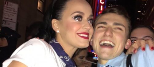 Mikey insieme al suo idolo Katy Perry.