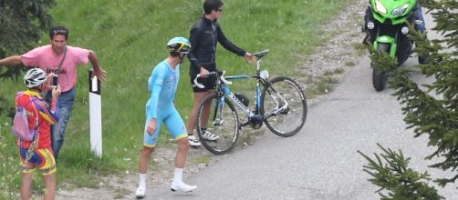 Vincenzo Nibali costretto a cambiare bici - Foto Ansa - Peri/Di Meo/Zennaro