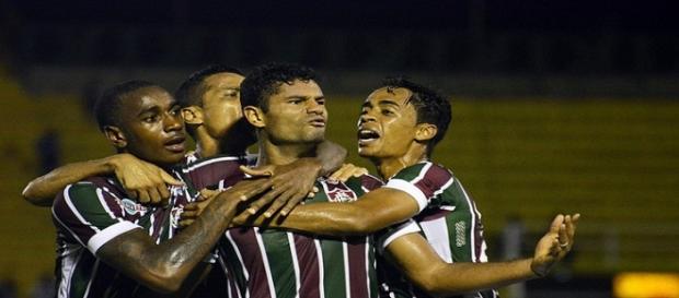 Gum comemorando seu gol com os companheiros. Gum comemorando seu gol com os companheiros.