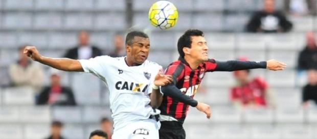 Jogadores das duas equipes disputando a bola. Jogadores das duas equipes disputando a bola.