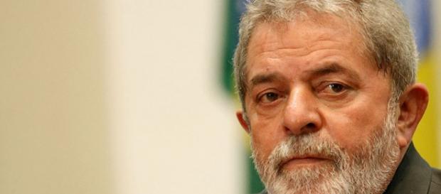 Lula aceita ser candidato para manter programas sociais do seu governo Lula aceita ser candidato para manter programas sociais do seu governo