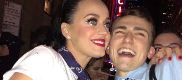 Mikey insieme al suo idolo Katy Perry. Mikey insieme al suo idolo Katy Perry.