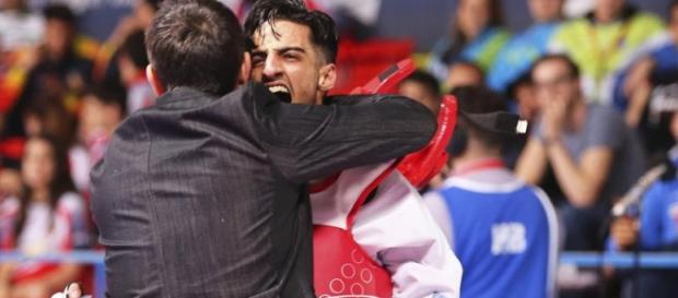 Mourad Laachraoui celebra su victoria ante el español Jesús Tortosa, que lo consagró en el Europeo Mourad Laachraoui celebra su victoria ante el español Jesús Tortosa, que lo consagró en el Europeo