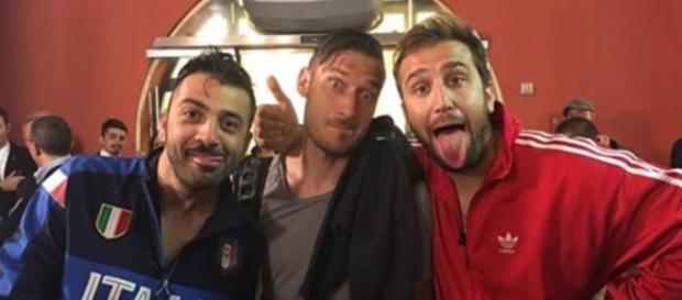 Pio e Amedeo con Francesco Totti ad Emigratis Pio e Amedeo con Francesco Totti ad Emigratis