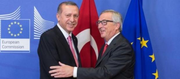 Recep Tayyp Erdogan con il presidente della Commissione UE, Jean-Claude Juncker Recep Tayyp Erdogan con il presidente della Commissione UE, Jean-Claude Juncker