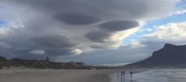Sarà uno strano effetto delle nuvole? Sarà uno strano effetto delle nuvole?