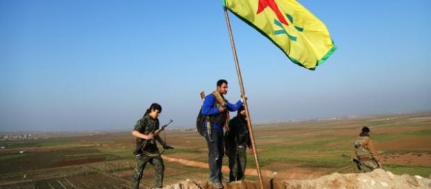 Un gruppo di miliziani curdi al confine tra Turchia e Siria Un gruppo di miliziani curdi al confine tra Turchia e Siria