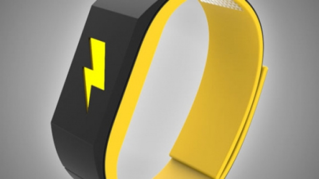 Pavlok, il bracciale che d&agrave; la scossa quando si spende troppo