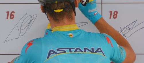 Un corridore del team Astana al foglio di firma prima dell'inizio di una corsa