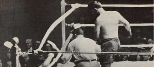 Momento cumbre, Luis Firpo lanza afuera del Ring Jack Dempsey