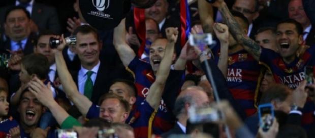 Andrés Iniesta levanta la Copa del Rey merecidamente ganada por el Barça. Andrés Iniesta levanta la Copa del Rey merecidamente ganada por el Barça.