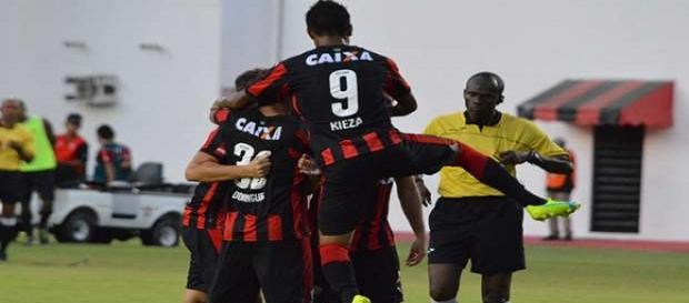 Jogadores do Vitória comemorando um dos gols da partida Jogadores do Vitória comemorando um dos gols da partida