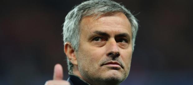 José Mourinho pode estrear-se num novo emblema em Inglaterra José Mourinho pode estrear-se num novo emblema em Inglaterra