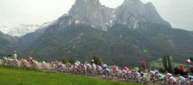 Kruijswijk refuerza la maglia rosa en los Alpes y Chaves lo acecha en la general Kruijswijk refuerza la maglia rosa en los Alpes y Chaves lo acecha en la general