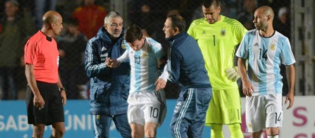 Leo Messi se retira del partido. Foto de www.mediotiempo.com Leo Messi se retira del partido. Foto de www.mediotiempo.com