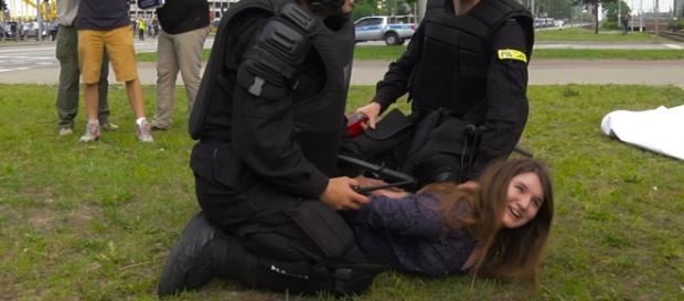 Maria Kołakowska zatrzymana przez policjantów / fot. youtube Maria Kołakowska zatrzymana przez policjantów / fot. youtube