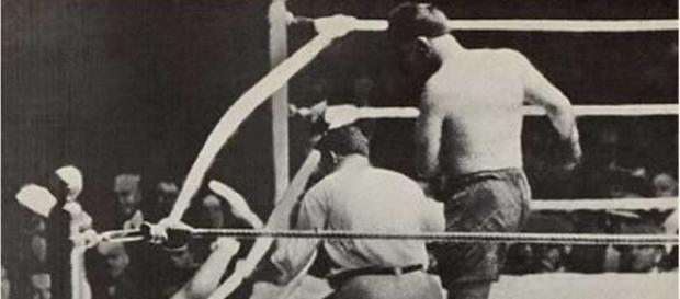Momento cumbre, Luis Firpo lanza afuera del Ring Jack Dempsey Momento cumbre, Luis Firpo lanza afuera del Ring Jack Dempsey