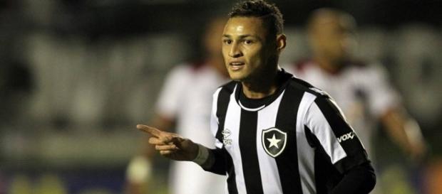 Neílton saiu do banco de reservas e garantiu a vitória do Botafogo. Neílton saiu do banco de reservas e garantiu a vitória do Botafogo.