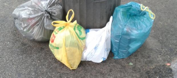 Rifiuti e buste per le strade di Roma Rifiuti e buste per le strade di Roma