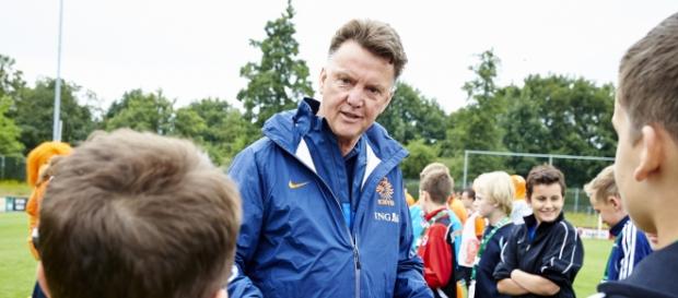 Van Gaal en charlando con unos jóvenes Van Gaal en charlando con unos jóvenes