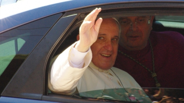 Papa Francesco ricuce lo strappo con la comunità sunnita del Cairo.