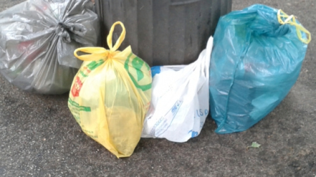 Rifiuti e buste per le strade di Roma