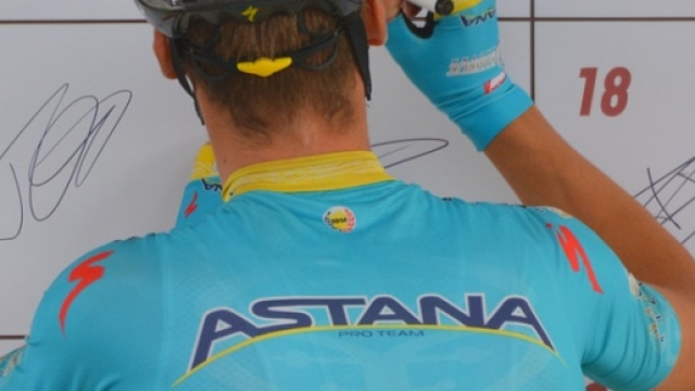 Un corridore del team Astana al foglio di firma prima dell'inizio di una corsa