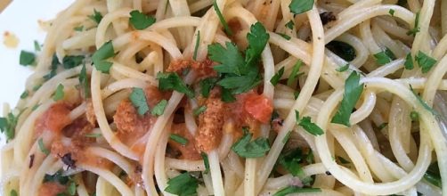 Spaghetti fumanti con i ricci di mare