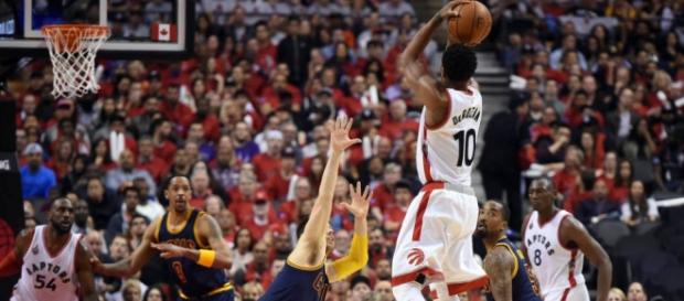 DeMar DeRozan (Toronto Raptors) anotando frente a Matthew Dellavedova (Cleveland Cavaliers) DeMar DeRozan (Toronto Raptors) anotando frente a Matthew Dellavedova (Cleveland Cavaliers)
