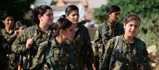 Des combattantes du PYD au Rojava, célèbres pour leurs combats contre Daesh – mais dont les chefs ne font pas l’unanimité. (Photo : Free Kurdistan) Des combattantes du PYD au Rojava, célèbres pour leurs combats contre Daesh – mais dont les chefs ne font pas l’unanimité. (Photo : Free Kurdistan)