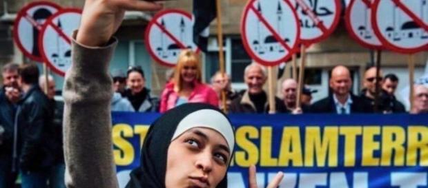 Il selfie di Zakia Belkhiri alla manifestazione islamofoba Il selfie di Zakia Belkhiri alla manifestazione islamofoba