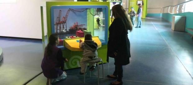 La familia participando en los novedosos juegos interactivos La familia participando en los novedosos juegos interactivos