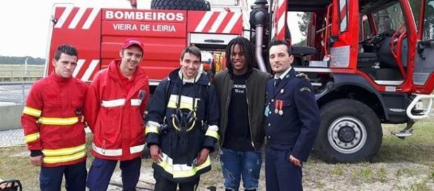 Renato Sanches posa para a foto com os bombeiros. Renato Sanches posa para a foto com os bombeiros.
