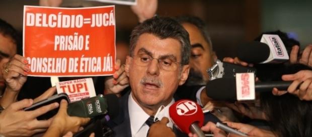 Romero Jucá, anunciando que se "licenciará" Romero Jucá, anunciando que se "licenciará"
